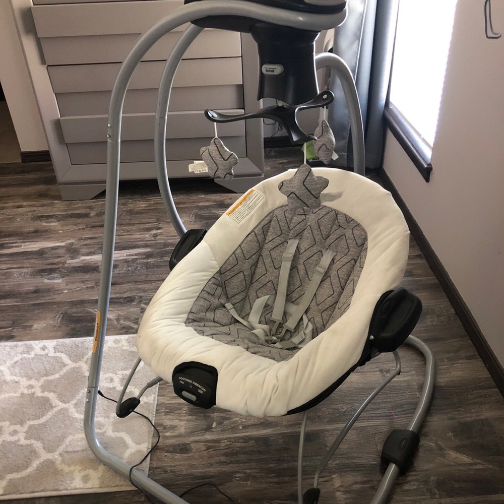 Graco 2-1 swing with bouncer; charger included